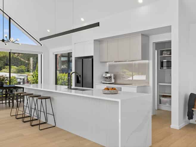 6 Round Hill Rise, Cracroft