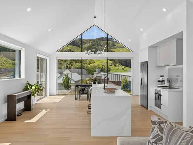 6 Round Hill Rise, Cracroft