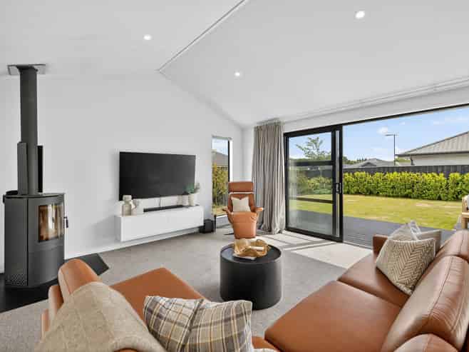 85 Oaks Drive, Lincoln