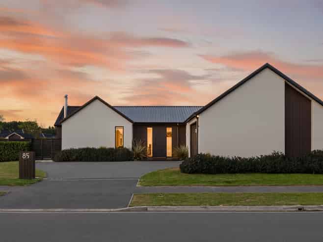 85 Oaks Drive, Lincoln