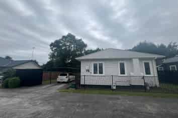 75 Queen Street West, Levin