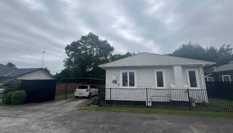 75 Queen Street West, Levin