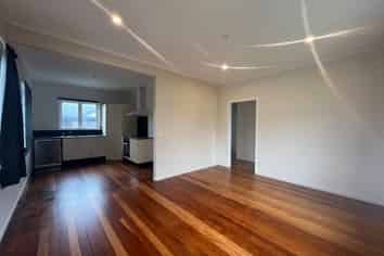 75 Queen Street West, Levin