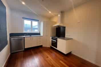 75 Queen Street West, Levin