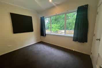 75 Queen Street West, Levin