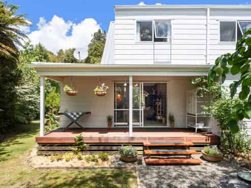 1849 Manawahe Road, Manawahe