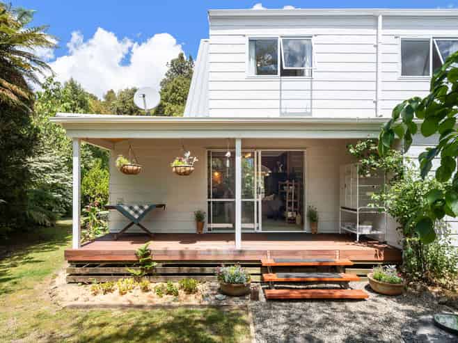 1849 Manawahe Road, Manawahe