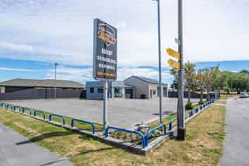 High profile corner site with vacant possession 