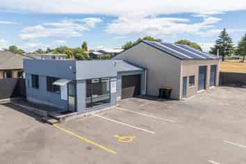 High profile corner site with vacant possession 