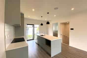 2/107 Hobsonville Road, Hobsonville