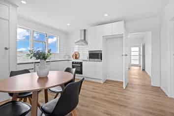 16 McMillan Avenue, Kamo