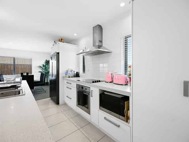 56 Farnborough Drive, Grandview Heights