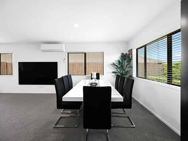 56 Farnborough Drive, Grandview Heights