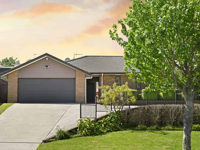 56 Farnborough Drive, Grandview Heights