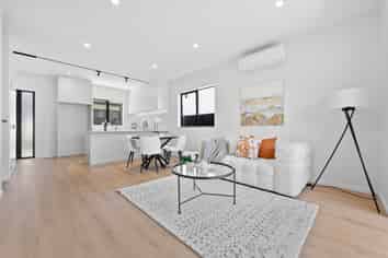 8/18 Albert Road, Kelston