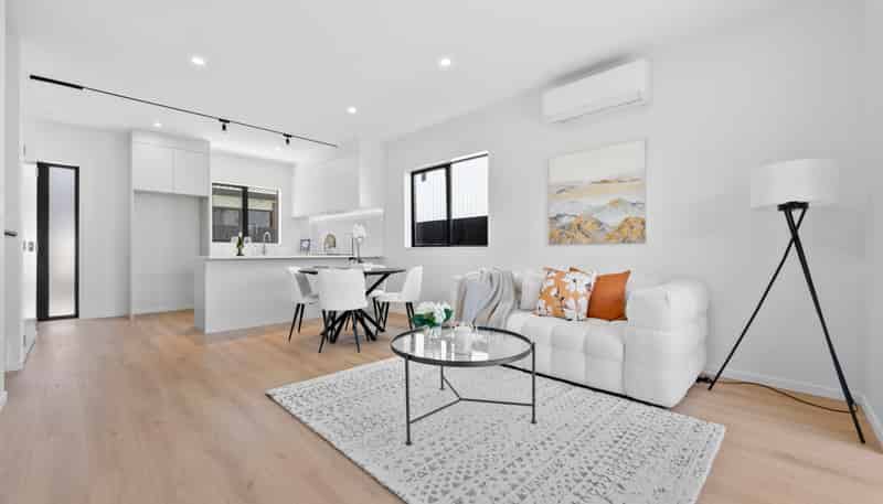 8/18 Albert Road, Kelston