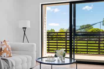 8/18 Albert Road, Kelston