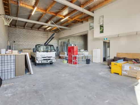 Versatile 333sqm office/warehouse
