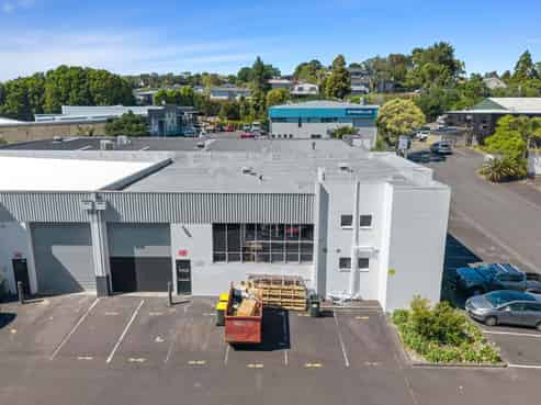 Versatile 333sqm office/warehouse