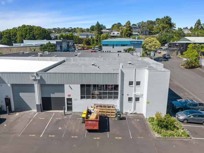 Versatile 333sqm office/warehouse