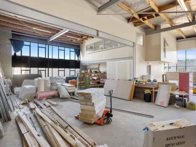 Versatile 333sqm office/warehouse