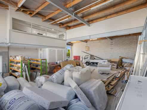 Versatile 333sqm office/warehouse