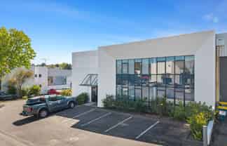 Versatile 333sqm office/warehouse