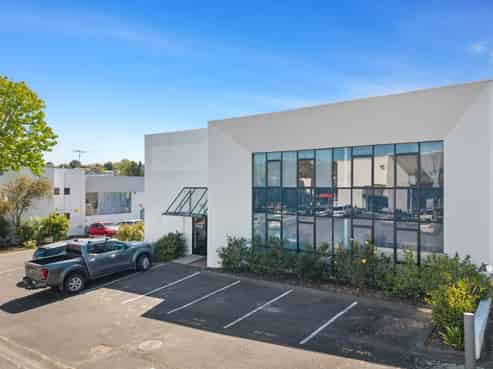 Versatile 333sqm office/warehouse