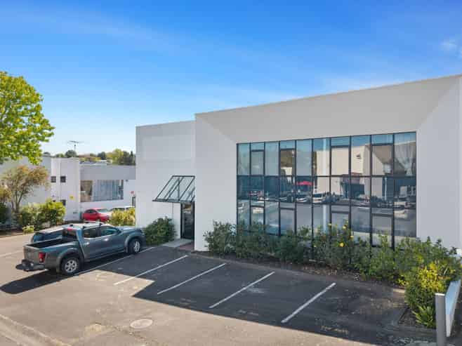 Versatile 333sqm office/warehouse