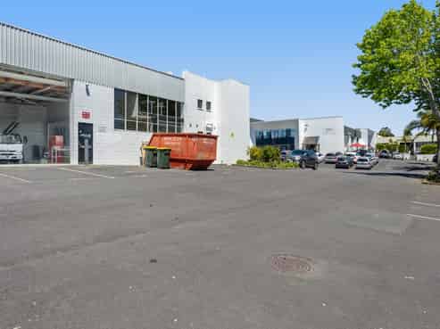 Versatile 333sqm office/warehouse