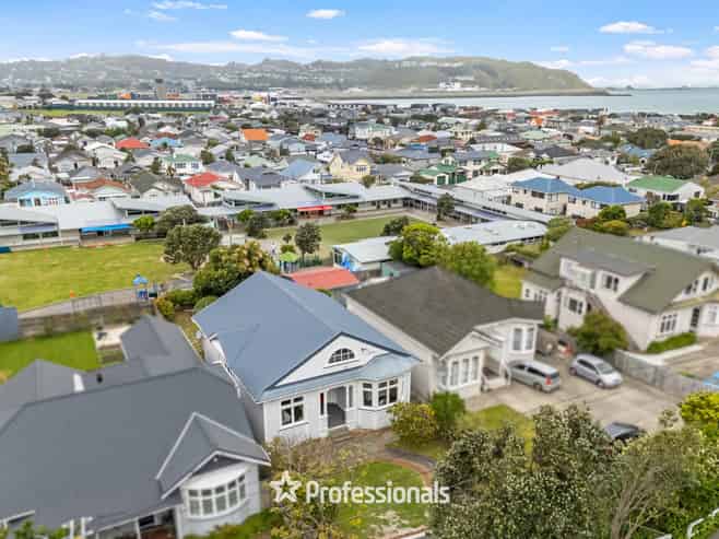 79 Queens Drive, Lyall Bay