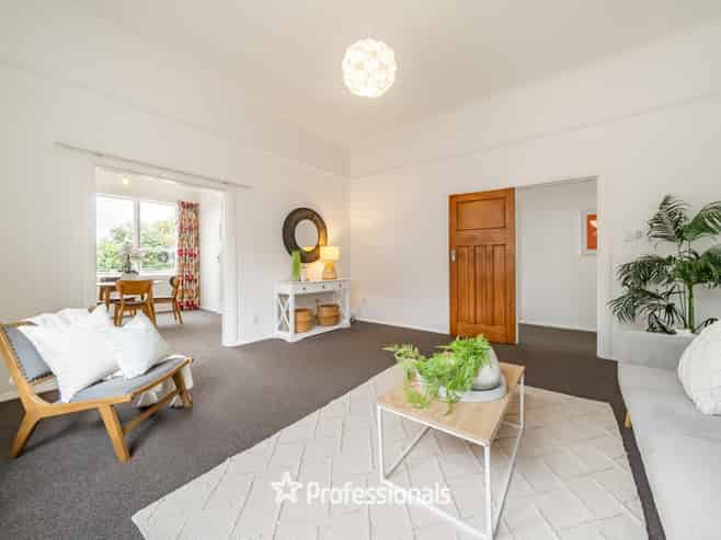 79 Queens Drive, Lyall Bay