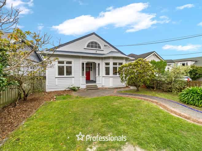79 Queens Drive, Lyall Bay