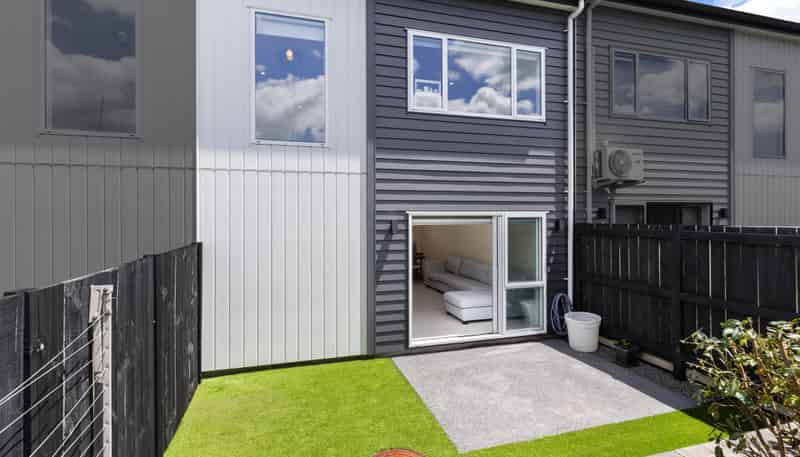 74 Paretaiuru Crescent, Papakura