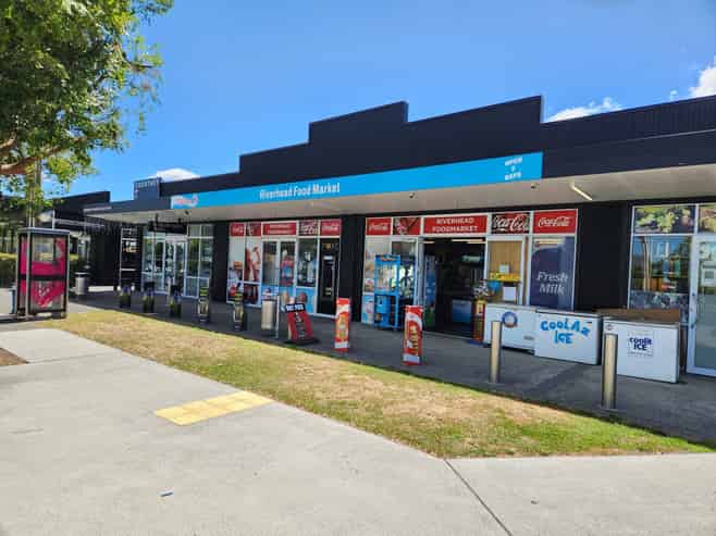 Prime retail/office in growing Riverhead