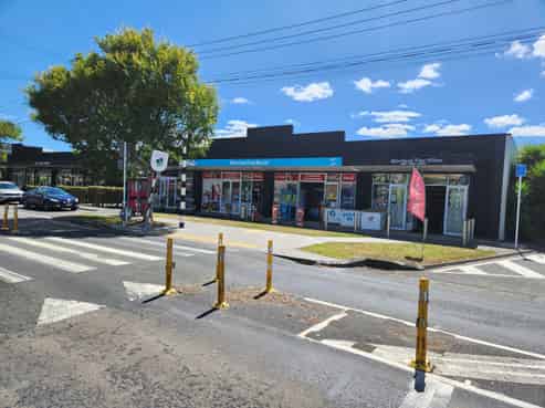 Prime retail/office in growing Riverhead