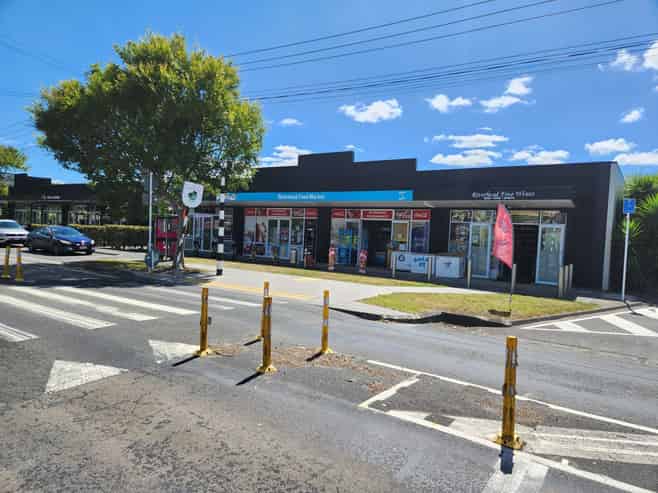 Prime retail/office in growing Riverhead