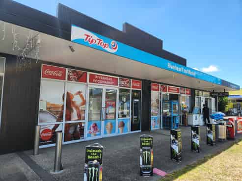 Prime retail/office in growing Riverhead