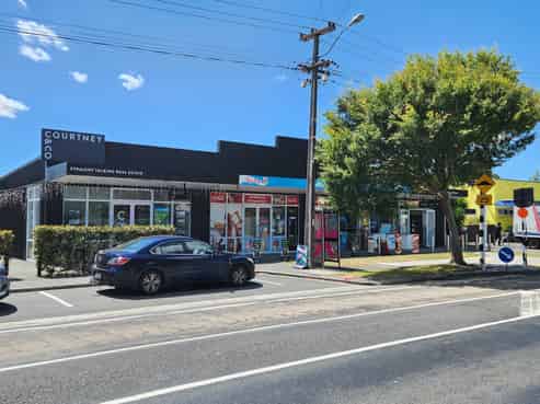 Prime retail/office in growing Riverhead