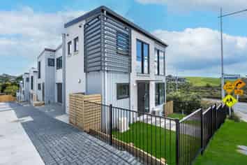 2/1090 Beach Road, Torbay