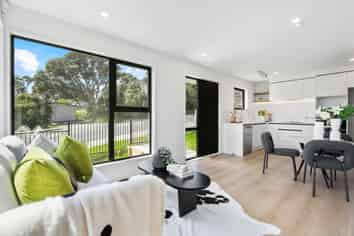2/1090 Beach Road, Torbay