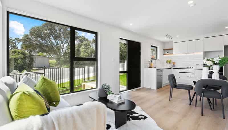 2/1090 Beach Road, Torbay