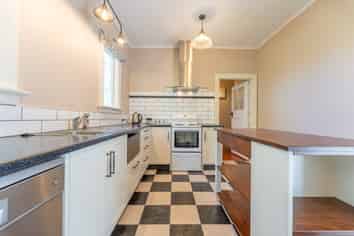 10 Preston Street, West End