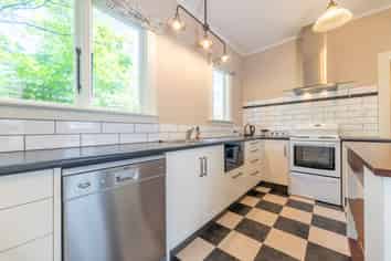 10 Preston Street, West End