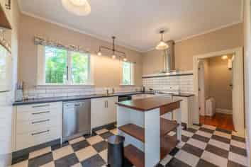 10 Preston Street, West End