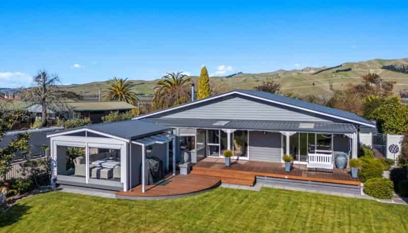 11 School Road, Riverlands