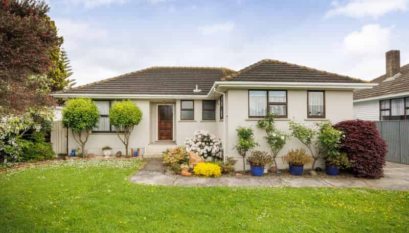 9 Bristol Crescent, Roslyn