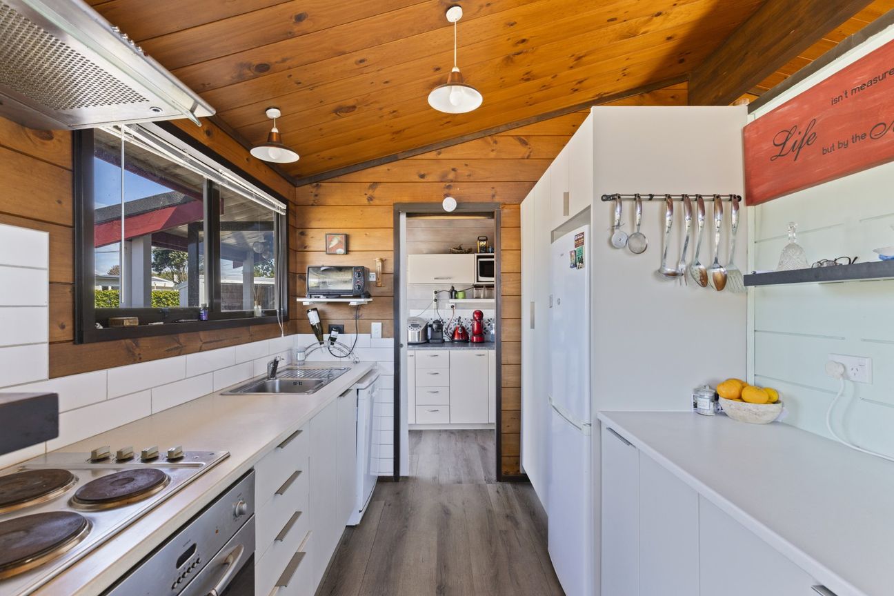 2-BEDROOMS + SLEEPOUT & SUNNY DECK - Aanzicht 2