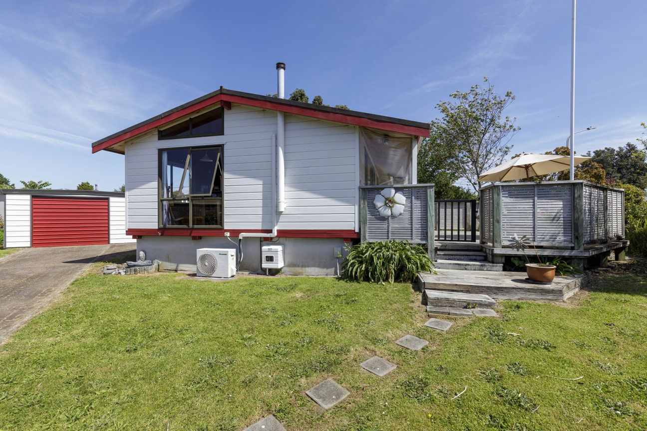 2-BEDROOMS + SLEEPOUT & SUNNY DECK - Aanzicht 6