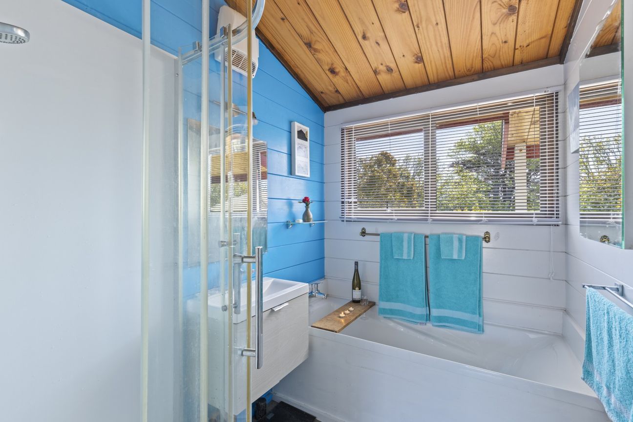 2-BEDROOMS + SLEEPOUT & SUNNY DECK - Aanzicht 3